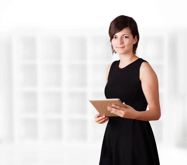 Modern tablet vasıl arayan genç bir kadın — Stok fotoğraf