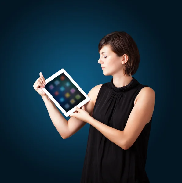 拿着带有彩色图标的现代平板电脑的女人 — 图库照片