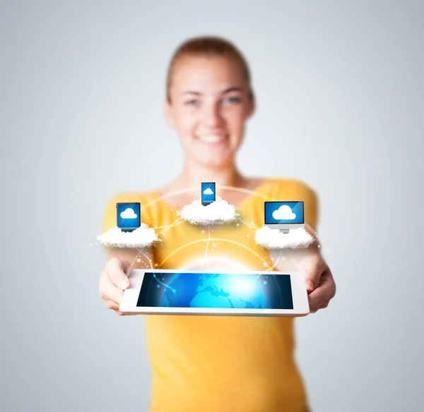 Mujer joven sosteniendo la tableta con dispositivos modernos — Foto de Stock