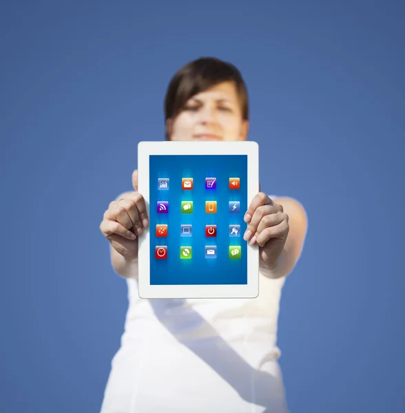 Mujer joven mirando tableta moderna con luces abstractas y va — Foto de Stock