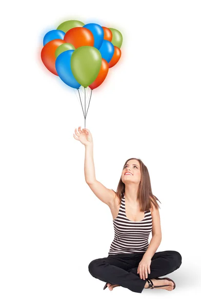 Mujer joven sosteniendo globos de colores —  Fotos de Stock