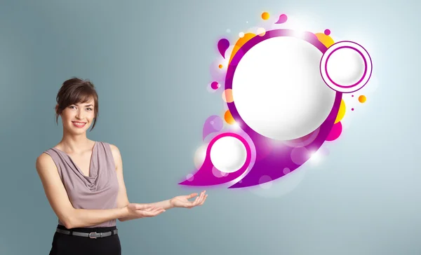 Mulher atraente apresentando espaço de cópia de bolha de fala abstrata — Fotografia de Stock
