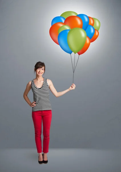 拿着彩色气球的年轻女子 — 图库照片