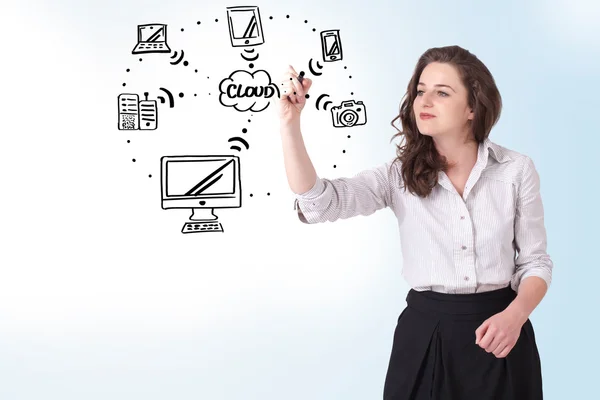 Młoda kobieta rysunek cloud computing na tablicy — Zdjęcie stockowe