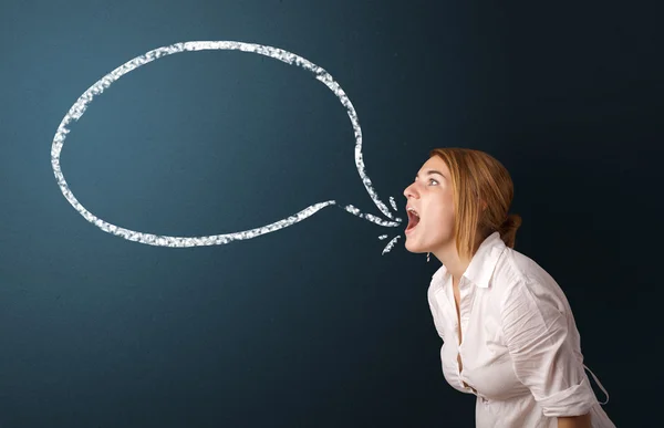 Mujer joven con burbuja de habla moderna — Foto de Stock