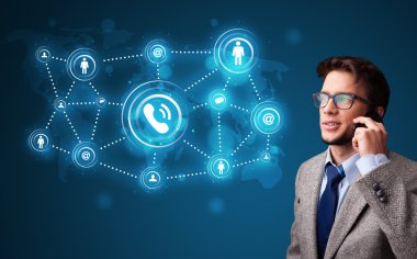 Genç çocuk sosyal ağ simgeleriyle telefon görüşmesi yapıyor