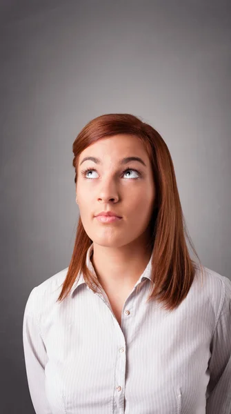 Mujer joven de pie y pensando con espacio para copiar — Foto de Stock