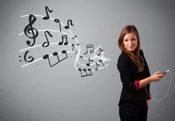 Attraktive junge Frau, die mit musica singt und Musik hört — Stockfoto