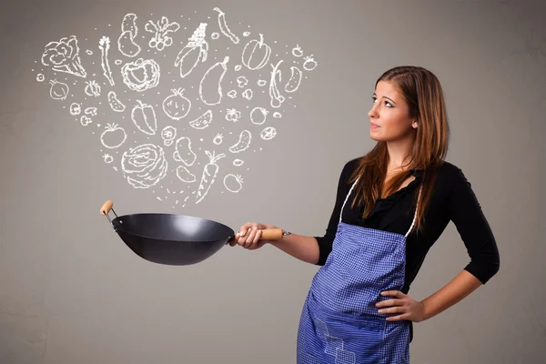 Mujer cocinar verduras — Foto de Stock