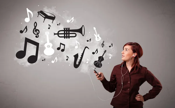 Beautiful young woman singing and listening to music with musica — Stock Photo, Image