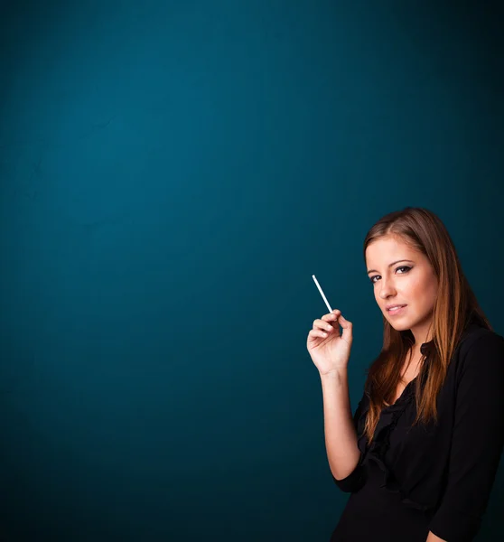 Beautiful woman smoking cigarette vith copy space — Stock Photo, Image