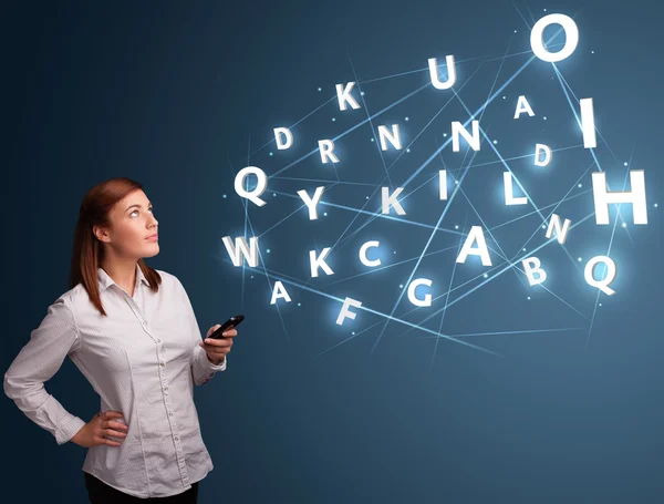 Ung kvinna skriver på smartphone med high tech 3d bokstäver fjärmat — Stockfoto