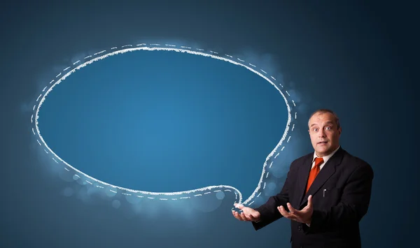 Homme d'affaires présentant l'espace de copie de bulle de discours — Photo