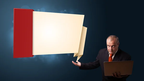 Uomo d'affari in possesso di un computer portatile e presentazione moderna copia origami — Foto Stock