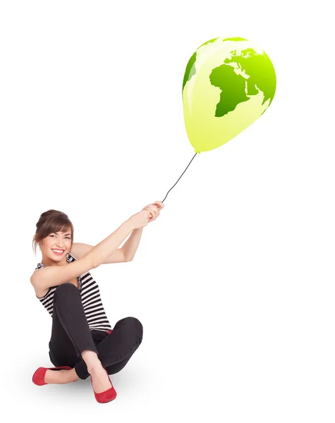 Szczęśliwa pani trzyma zielony balon globu — Zdjęcie stockowe
