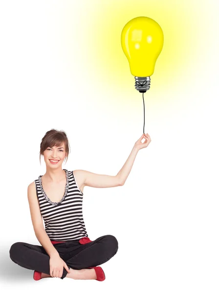Šťastná žena drží žárovku balón — Stock fotografie