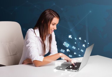 dest oturmuş ve ileti ICO ile laptop tipik genç bayan