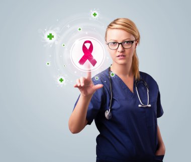 Genç hemşire modern tıbbi düğmelere basıyor.