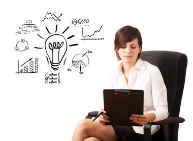 genç iş kadını ampul ile çeşitli diyagramlar sunulması