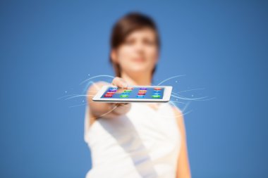 genç kadın modern tablet arka ışıklar ve va arıyor