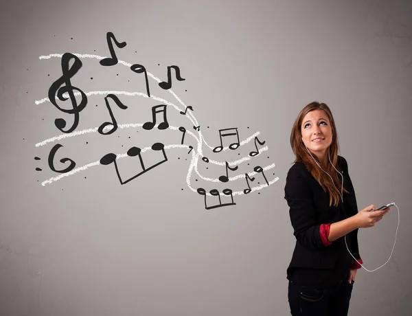 Привлекательная молодая леди поет и слушает музыку с музыкой — стоковое фото