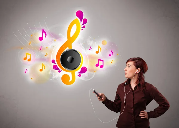 Mooi meisje zingen en luisteren naar muziek met muzikale noten — Stockfoto