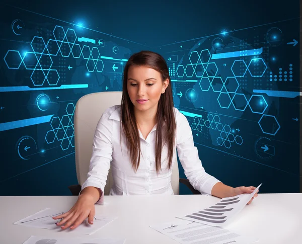 Geschäftsfrau erledigt Papierkram mit futuristischem Hintergrund — Stockfoto