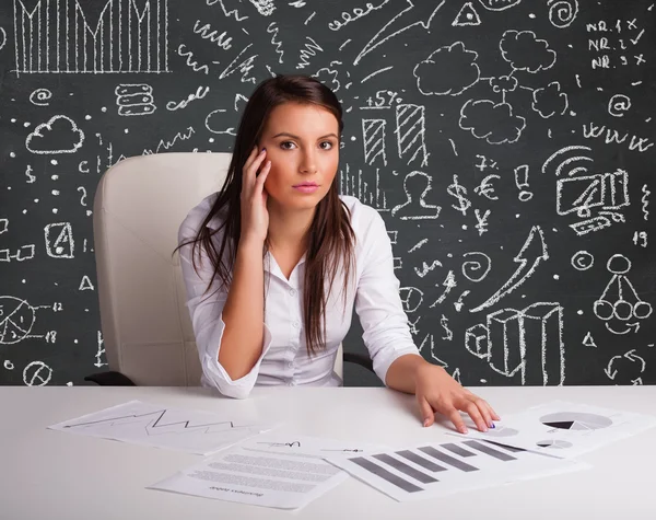 Affärskvinna sitter vid skrivbordet med affärssystem och ikoner — Stockfoto