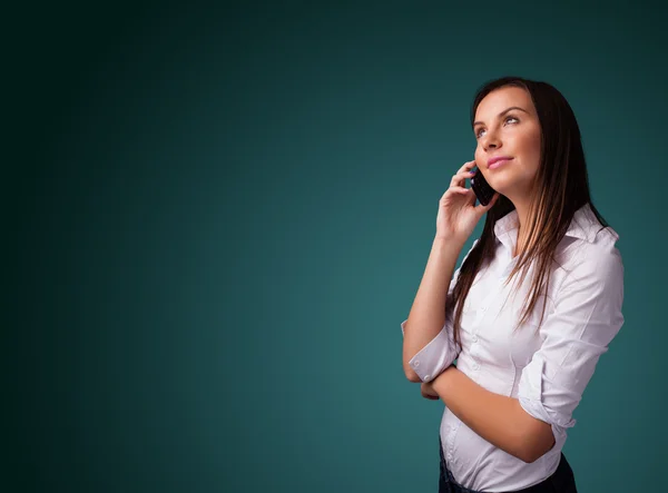 Jeune femme faisant un appel téléphonique avec espace de copie — Photo