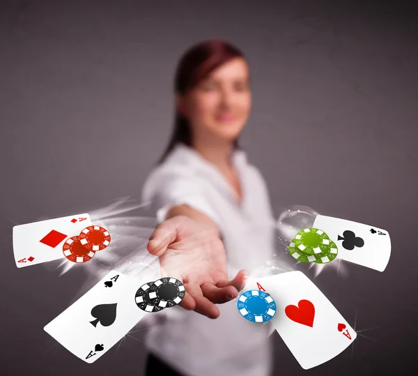 Mujer joven jugando con cartas y fichas de poker — Foto de Stock