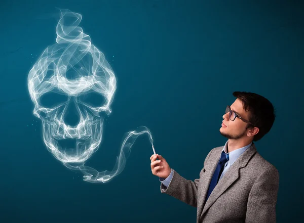 Joven fumando peligroso cigarrillo con humo tóxico del cráneo — Foto de Stock