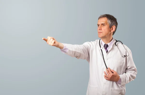 Médico de meia idade gesticulando com espaço de cópia — Fotografia de Stock