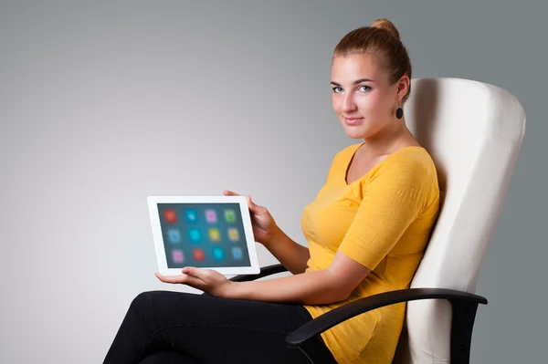 Mulher segurando tablet moderno com ícones coloridos — Fotografia de Stock