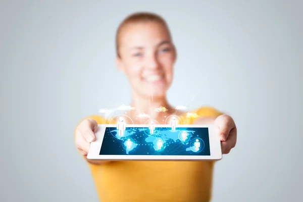 Mulher bonita segurando tablet moderno com ícones sociais — Fotografia de Stock