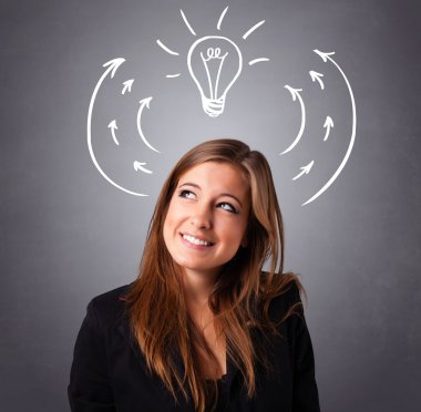 Güzel bayan kafasının üstünde oklar ve ampullerle düşünüyor.