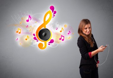 Güzel kız şarkı söylüyor ve müzik dinliyor.