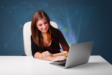 masada oturan ve abstra ile laptop tipik güzel kadın