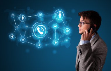 Genç çocuk sosyal ağ simgeleriyle telefon görüşmesi yapıyor