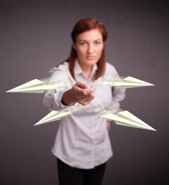 Origami uçaklarını fırlatan güzel bayan.