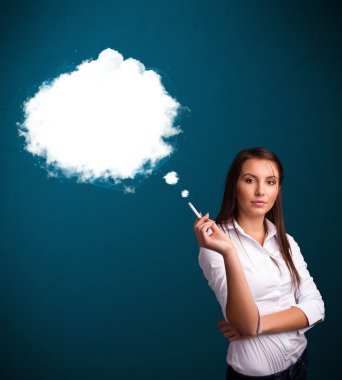 Sağlıksız sigara içen genç bir kadın.