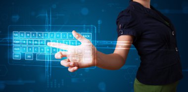 Sanal klavye tipine basan kız