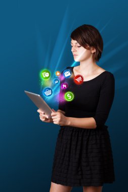 genç kadın modern tablet arka ışıklar ve va arıyor