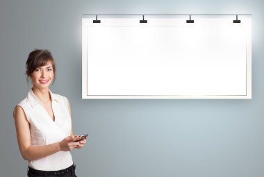 modern kopya alanı duran ve bir p tutan genç bir kadın