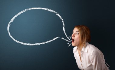 Modern konuşma balonu olan genç bir kadın.