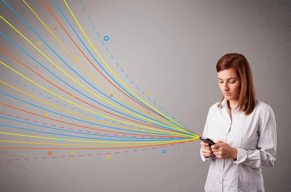 Menina feliz segurando um telefone com linhas abstratas coloridas — Fotografia de Stock