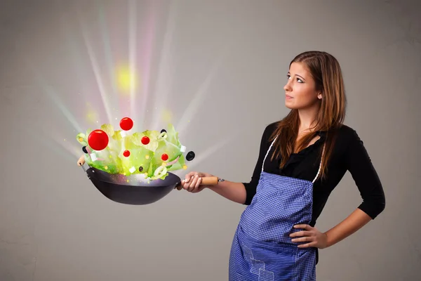若い女性が新鮮な野菜を調理する — ストック写真