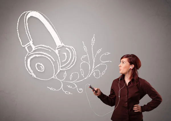 Jonge vrouw zingen en luisteren naar muziek met abstracte headpho — Stockfoto