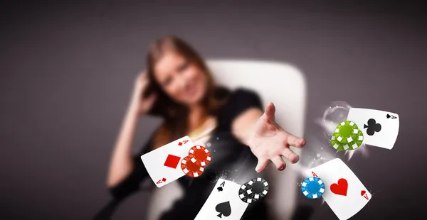 Jovem que joga com cartas de poker e fichas — Fotografia de Stock