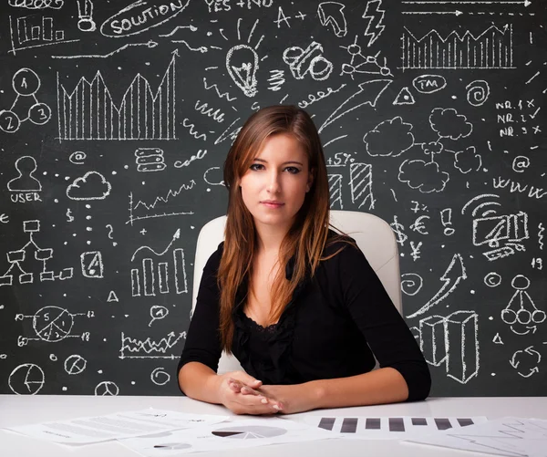 Bizneswoman siedzi przy biurku z schematem biznesowym i ikonami — Zdjęcie stockowe