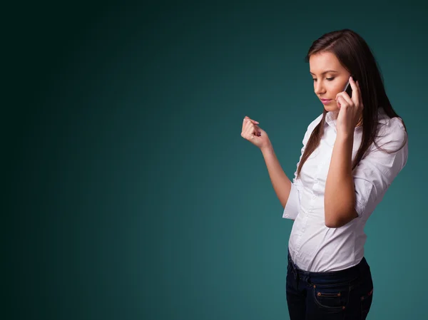 Mladá žena telefonovat s kopírovacím prostorem — Stock fotografie